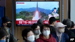 Foto Achiv: Yon ekran televizyon ki montre yon lansman misil No Koreyen pandan yon emisyon nouvel nan stasyon tren Seoul la nan kapital Kore di Sid, 14 Oktob, 2022. 