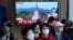 Foto Achiv: Yon ekran televizyon ki montre yon lansman misil No Koreyen pandan yon emisyon nouvel nan stasyon tren Seoul la nan kapital Kore di Sid, 14 Oktob, 2022. 