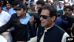 Mantan Perdana Menteri Pakistan Imran Khan berjalan meninggalkan gedung pengadilan tinggi di Islamabad pada 3 Oktober 2022. (Foto: AFP/Ghulam Rasool)