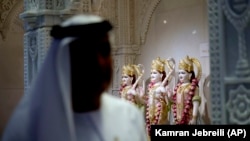 Seorang tamu Emirat saat upacara pembukaan kuil Hindu baru, di Dubai, Uni Emirat Arab, Selasa, 4 Oktober 2022. (AP/Kamran Jebreili)