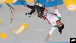 Atlet Iran Elnaz Rekabi bertanding pada babak final Block dan Tingkat Kesulitan Kejuaraan Asia Panjat Tebing, di Seoul, Minggu, 16 Oktober 2022. (Rhea Khang/Federasi Panjat Olahraga Internasional via AP)