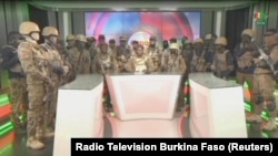 Annonce du renversement du lieutenant-colonel Paul-Henri Sandaogo Damiba à la télévision nationale à Ouagadougou, Burkina Faso, 30 septembre 2022.