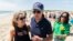 Foto Achiv: Prezidan Joe Biden ak pitit pitit li Natalie Biden (a goch) epi pitit fi li Ashley Biden (a dwat) nan Rehoboth Beach, Delaware, 20 Jyen 2022. 