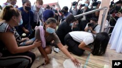 Kerabat dan teman-teman meletakkan bunga untuk menghormati korban yang tewas dalam serangan di pisat penitipan anak di Uthai Sawan, timur laut Thailand, Jumat, 7 Oktober 2022. (Foto: AP)