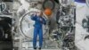 Astronaut Nicole Mann menunjukkan gantungan tradisional dream catcher miliknya dalam wawancara pada 19 Oktober 2022. Dia kini berada di stasiun luar angkasa internasional untuk menjalakan misi selama lima bulan. (Foto: NASA via AP)