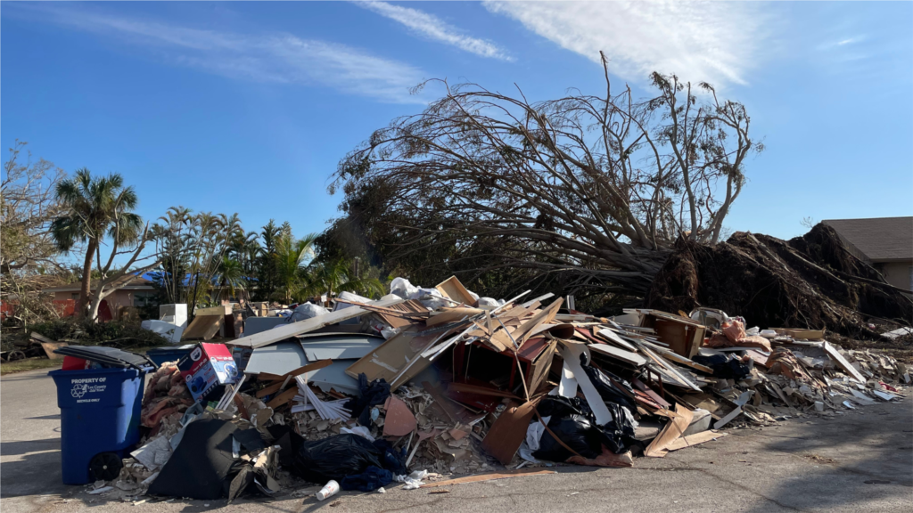 Montones de escombros se apilan en las calles de Fort Myers, más de una semana después del paso del huracán Ian. Foto: Yeny García