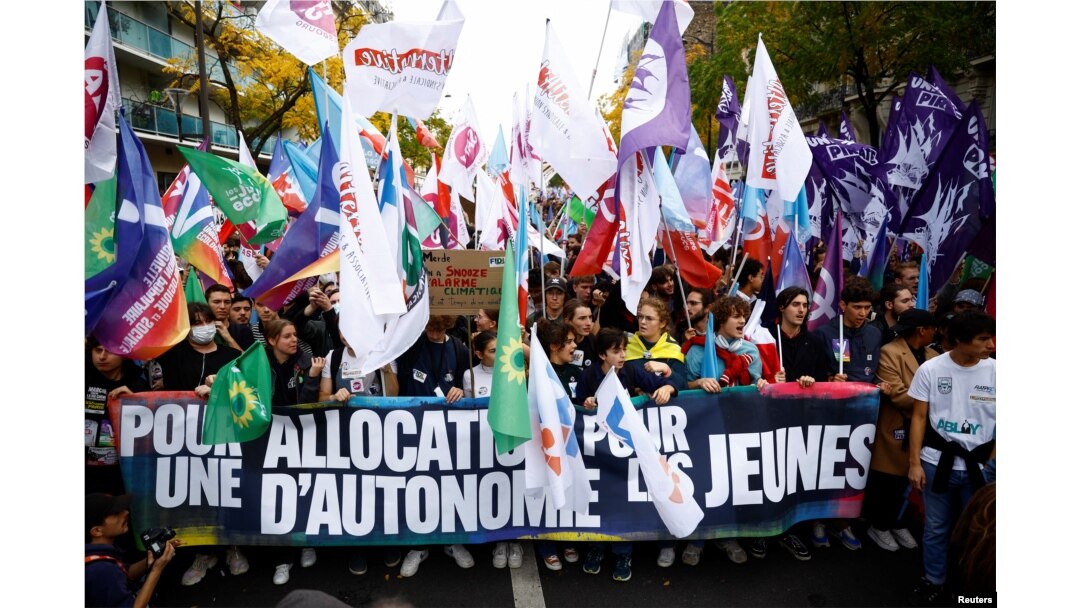 Demonstranti tokom protesta Nove ekološke i socijalne narodne unije (NUPES), koalicije levih i zelenih partija, protiv rastuće inflacije i onoga što zovu manjka vladine akcije spram klimatskih promena, u Parizu, 16. oktobra 2022.