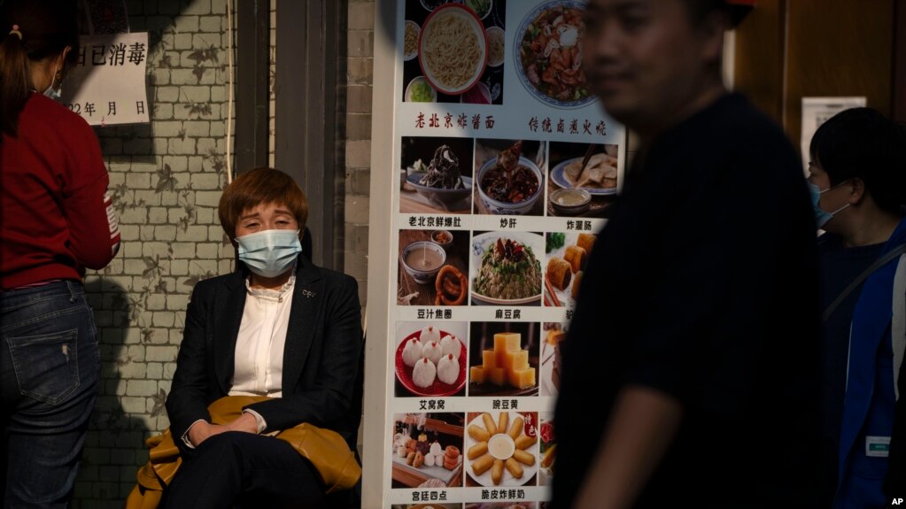 位于北京旅游景点的一家餐馆服务人员坐等顾客上门。（2022年10月7日）(photo:VOA)