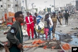 Tim penyelamat mengeluarkan mayat dari lokasi serangan bom mobil ganda di Mogadishu, Somalia, 29 Oktober 2022. (Foto: AP)