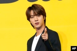 Kim Seokjin (Jin) yang tahun ini berusia 30 tahun akan mendaftarkan diri untuk wajib militer di Korea Selatan (dok: AP Photo/Lee Jin-man)