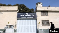تصویری از ورودی زندان اوین. (آرشیو)