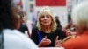 La primera dama Jill Biden habla con los estudiantes durante una parada en Westside Academy el miércoles 12 de octubre de 2022 en Milwaukee. (Foto AP/Morry Gash)