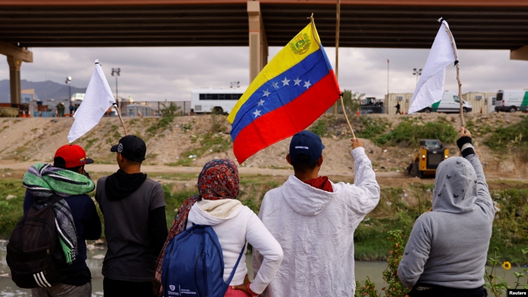 Migrantes venezolanos, algunos expulsados de EEUU a México bajo el Título 42 y otros que aún no han cruzado, protestan por las nuevas políticas migratorias a orillas del río Bravo, en Ciudad Juárez, México, el 18 de octubre de 2022. 