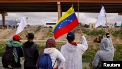 ARCHIVO - El recién instaurado programa dará permisos humanitarios a 24.000 venezolanos que demuestren tener un patrocinador en Estados Unidos.