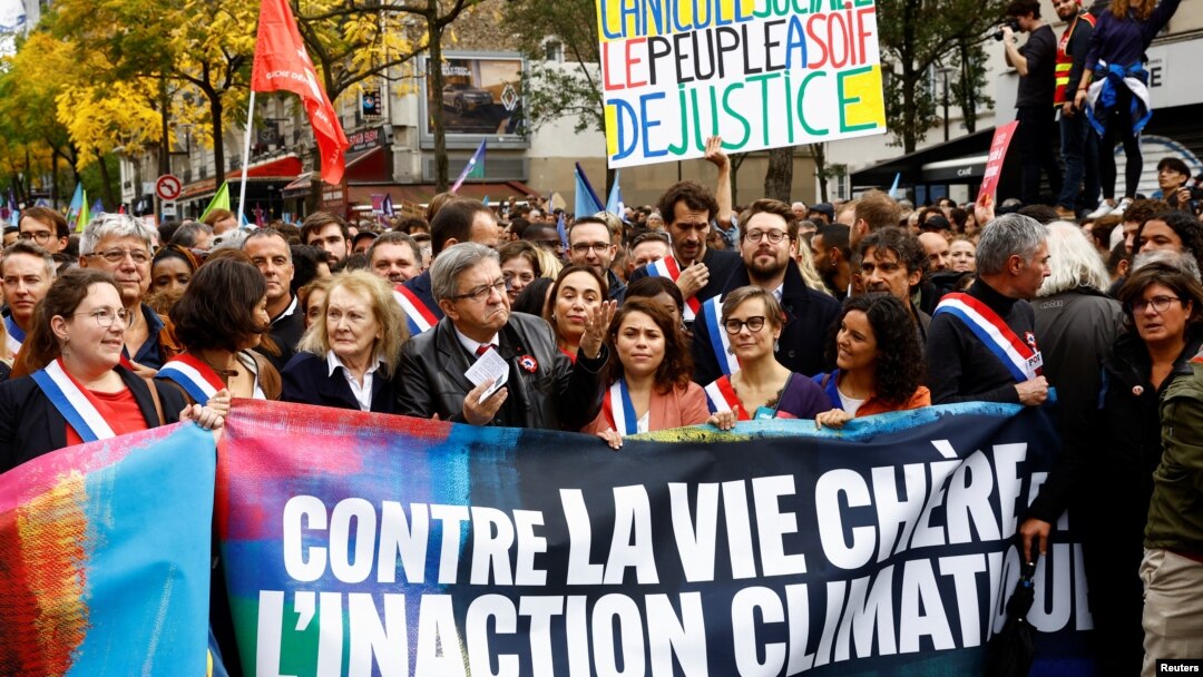 Žan-Lik Melanšon, lider levičarske opozicione partije Nepokorena Francuska i lideri Nove ekološke i socijalne narodne unije, učestvuju u protestima u Parizu, 16. oktobra 2022.