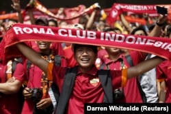 Suporter Indonesia dari klub sepak bola AS Roma bersorak saat sesi latihan bersama tim di stadion Gelora Bung Karno di Jakarta, 25 Juli 2015. (Foto: REUTERS/Darren Whiteside)