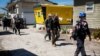 Para petugas dari Badan Managemen Darurat dan petugas kepolisian Lee County menyisir wilayah taman karavan di wilayah Fort Myers Beach, Florida, pada 3 Oktober 2022, setelah badai Ian menerjang wilayah tersebut. (Foto: Reuters/Marco Bello)