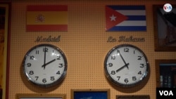 Dos relojes marcan la diferencia de horario entre Madrid, en España, y La Habana, en Cuba. [Foto: VOA / Alfonso Beato]