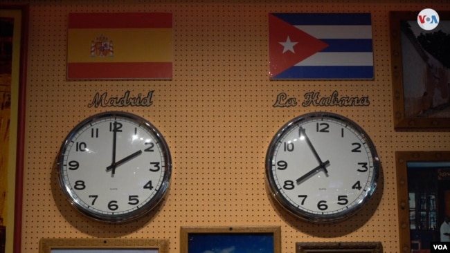 Dos relojes marcan la diferencia de horario entre Madrid, en España, y La Habana, en Cuba. [Foto: VOA / Alfonso Beato]