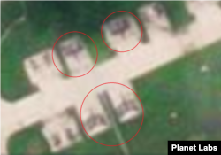20일 괌 앤더슨 공군기지를 촬영한 위성사진에 B-1B 랜서로 추정되는 군용기 4대(원 안)가 보인다. 자료=Planet Labs