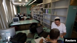 Sejumlah mahasiswa duduk di area perpustakaan Universitas Ariel di Tepi Barat, pada 13 September 2012. (Foto: Reuters/Ronen Zvulun)