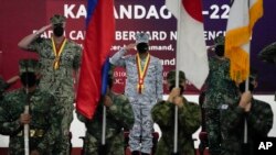Sejumlah marinir AS dan Filipina menghadiri upacara pembukaan latihan militer gabungan antara kedua negara di Fort Bonifacio, Taguig, Filipina, pada 3 Oktober 2022. (Foto: AP/Aaron Favila)
