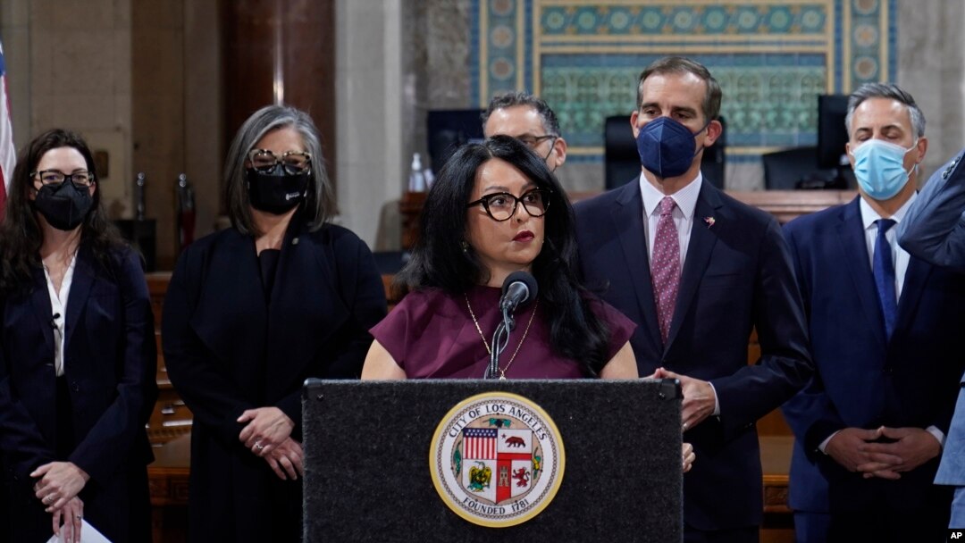 La presidenta del concejo municipal de Los Ángeles Nury Martinez habla en una conferencia de prensa en el ayuntamiento de la ciudad, el 1 de abril del 2022.