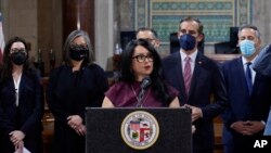 La presidenta del concejo municipal de Los Ángeles Nury Martinez habla en una conferencia de prensa en el ayuntamiento de la ciudad, el 1 de abril del 2022.