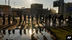 Njerëzit presin në radhë për ujë dhe ushqim në qytetin Mykolaiv, Ukrainë (24 tetor 2022)