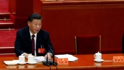 中共领导人习近平和前中共领导人胡锦涛曾经坐过的空椅子。（2022年10月22日）