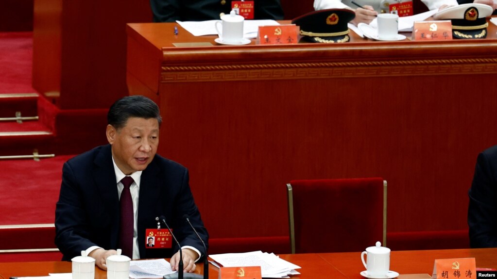 中共领导人习近平和前中共领导人胡锦涛曾经坐过的空椅子。（2022年10月22日）(photo:VOA)
