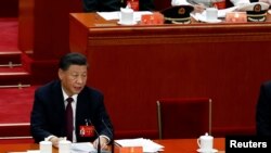 中共领导人习近平和前中共领导人胡锦涛曾经坐过的空椅子。（2022年10月22日）