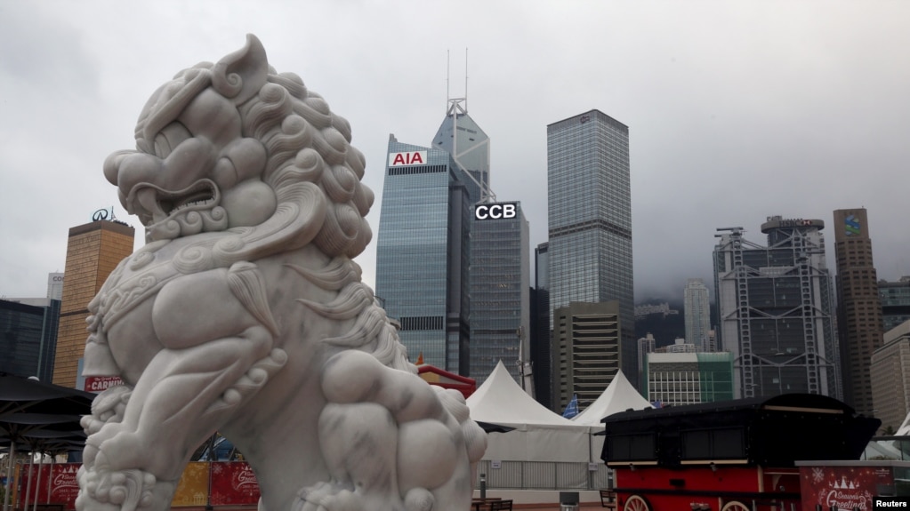 资料照：石狮子后面的香港金融区 (photo:VOA)