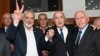 Le président algérien Abdelmadjid Tebboune, entouré du leader du Hamas Ismail Haniyeh (à g.)
et du représentant du Fatah Azzam al-Ahmad.