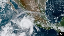 Imaj satelit NOAA montre siklon Roslyn kap pwoche kot Pasifik Meksik, Samdi 22 Oktob, 2022. 