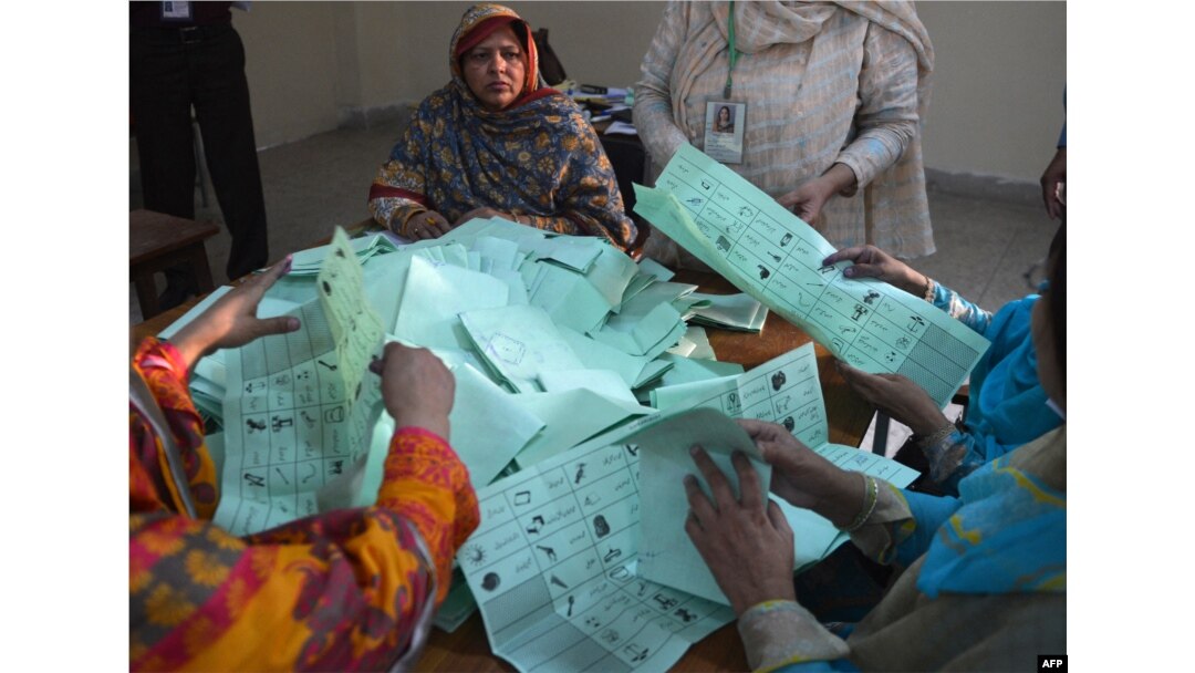 Petugas pemilu Pakistan menghitung surat suara pada akhir pemungutan suara di Islamabad pada 11 Mei 2013. (Foto: AFP)