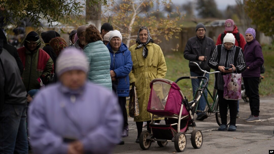 La gente espera en la fila mientras se distribuye la ayuda humanitaria en la aldea de Mykhailo Lukasheve, en la región de Zaporizhzhia, Ucrania, el 20 de octubre de 2022.