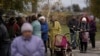 Фото: Люди в черзі за гуманітарною допомогою, Запорізька область, Україна, 20 жовтня 2022 року 