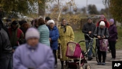乌克兰扎波罗热地区的民众排队领取救援物资（2022年10月20日）