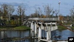 Un puente destruido sobre el río Siverskyi-Donets se ve en la ciudad liberada de Sviatohirsk, región de Donetsk, Ucrania, el 29 de octubre de 2022.