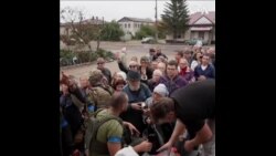 伊久姆民众排队领取救援物资 