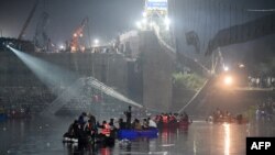 Regu penyelamat India melakukan operasi pencarian setelah jembatan di seberang sungai Machchhu di Morbi, sekitar 220 kilometer dari Ahmedabad, untuh, 31 Oktober 2022. (SAM PANTHAKY / AFP)