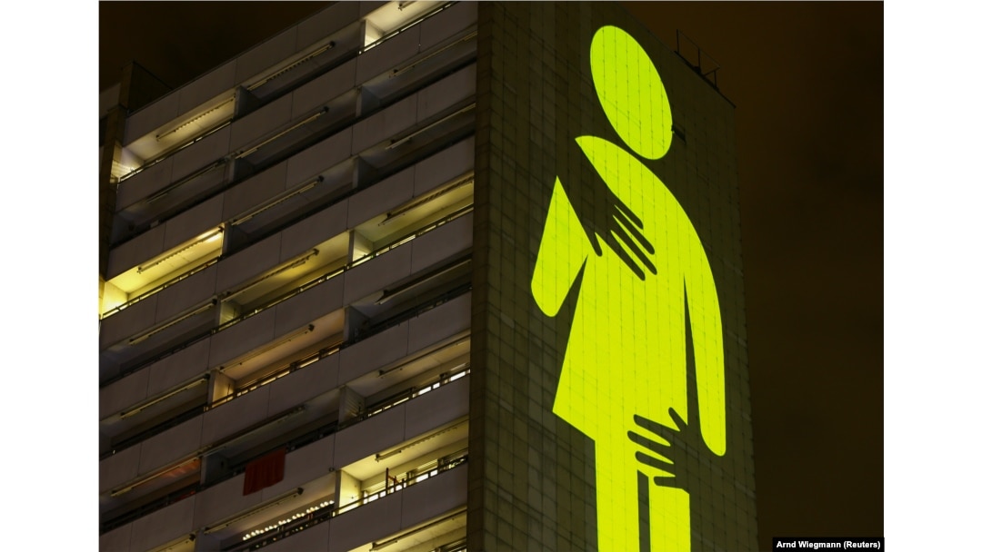 Sebuah proyeksi cahaya terlihat saat aksi protes kelompok hak-hak perempuan Amnesty International terhadap kekerasan seksual dan KDRT dalam rangka Hari Perempuan Internasional di Zurich, Swiss 7 Maret 2021. (Foto: REUTERS/Arnd Wiegmann)