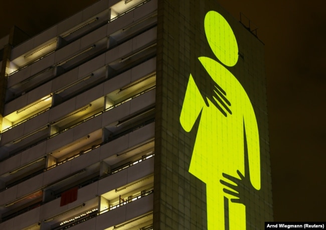 Sebuah proyeksi cahaya terlihat saat aksi protes kelompok hak-hak perempuan Amnesty International terhadap kekerasan seksual dan KDRT dalam rangka Hari Perempuan Internasional di Zurich, Swiss 7 Maret 2021. (Foto: REUTERS/Arnd Wiegmann)