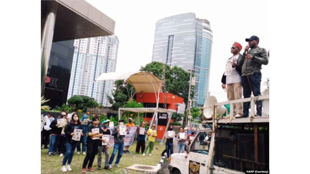 Aksi demo Honai Antikorupsi Papua di Gedung KPK, Jakarta, menuntut penjemputan paksa Lukas Enembe. (Foto: HAKP)
