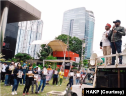 Aksi demo Honai Antikorupsi Papua di Gedung KPK, Jakarta, menuntut penjemputan paksa Lukas Enembe. (Foto: HAKP)