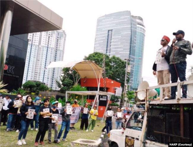 Aksi demo Honai Antikorupsi Papua di Gedung KPK, Jakarta, menuntut penjemputan paksa Lukas Enembe. (Foto: HAKP)