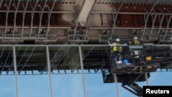 Trabajadores de la construcción laboran en la renovada Terminal B del Aeropuerto LaGuardia de Nueva York, EEUU, durante el brote del COVID-19, el 10 de junio de 2020. 