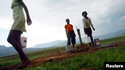 Anak-anak Afrika Selatan mengambil air dari sebuah sumur di kaki pegunungan Drakensberg di provinsi KwaZulu-Natal utara (foto: ilustrasi). 