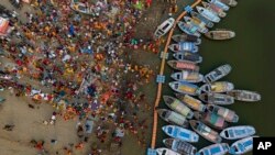Hindu devotees gather to perform rituals to the Sun god during Chhath Puja festival at Sangam, the confluence of rivers the Ganges and the Yamuna in Prayagraj, in the northern state of Uttar Pradesh, India.